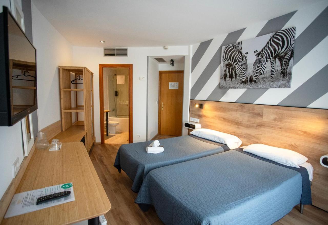 Twin Room,1429977937:JPEG